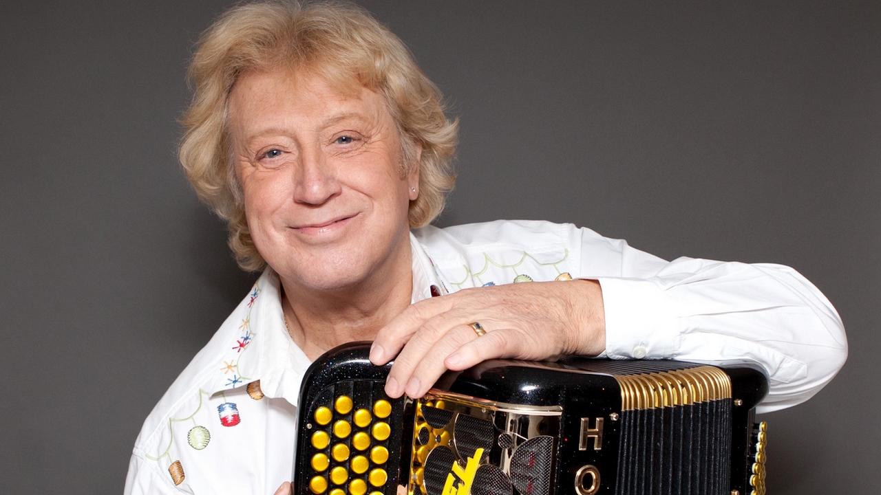 Michel Pruvot de retour avec son accordéon sur un 185ème album : "Le p'tit bal à la française"